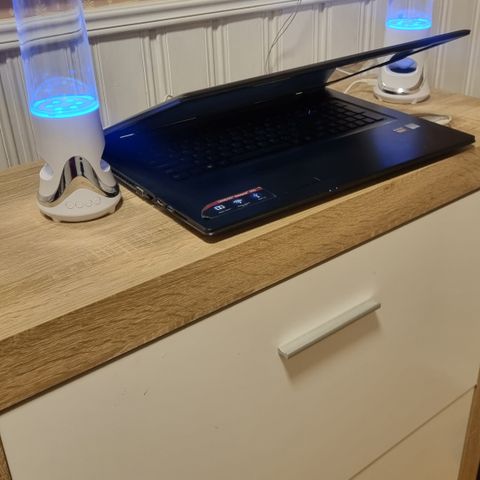 Høytalere med lys og vann til PC