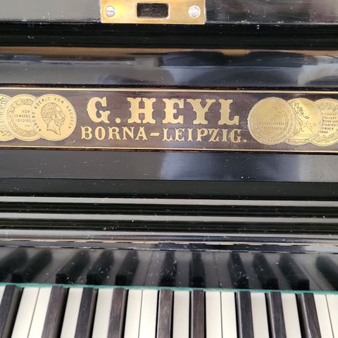 Piano fra G. Heyl i Leipzig gis bort