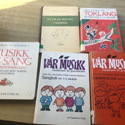 Diverse sangbøker i grunnskolen. Vintage