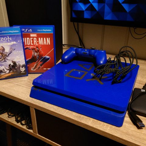 Playstation 4 Slim med 2 spill (1.5TB)