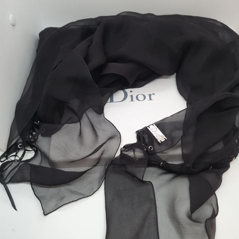 Cristian Dior tørkle med lekre snøre detaljer.