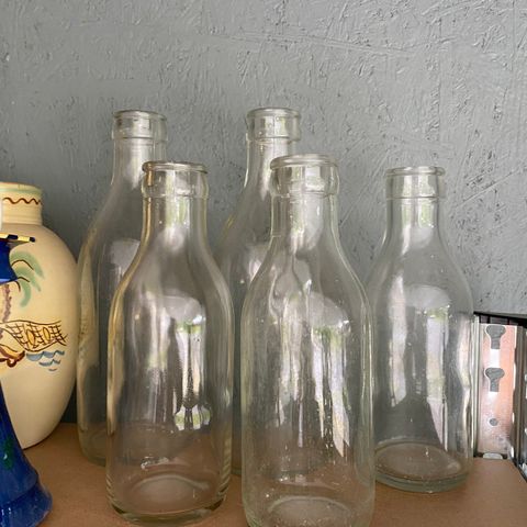 Fem gamle melkeflasker