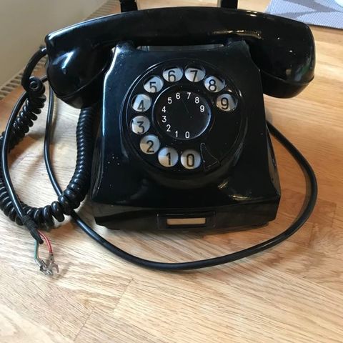 Stilig 50-talls Oslo-telefon med motsatt nummer-rekkefølge.