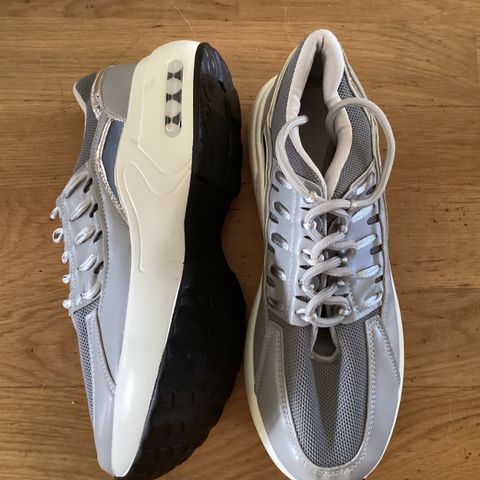 Nye ekstra brede grå/hvite sko str. 40