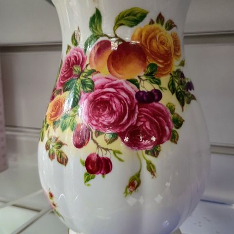 Royal Albert Harvest Rose - Old Country Roses vase