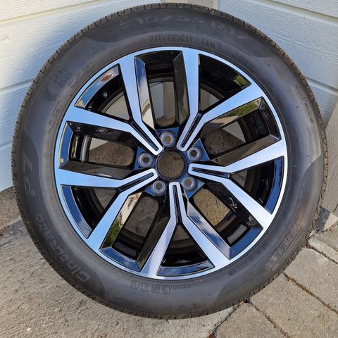 2 stk original VW 17" dekk og felg (1 stk ubrukt)