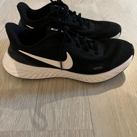 Nike revolution joggesko str 39 til ungdom