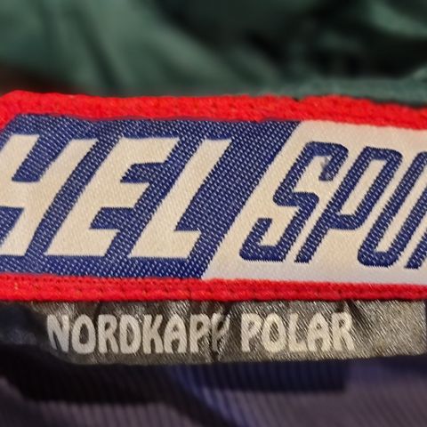 Helsport Nordkap Polar sovepose.