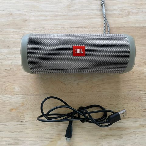 JBL Flip 4 med lader