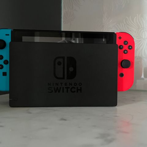 Nintendo Switch med spill veldig lite brukt