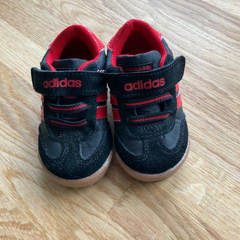 Adidas baby joggeskor, str 20