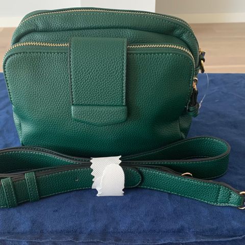 Funksjonell Grønn Cross body Veske med Gull detaljer