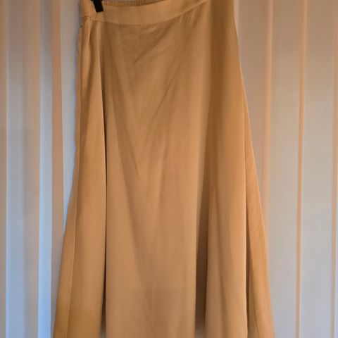 Beige silkeskjørt fra Bruuns Bazaar str 40