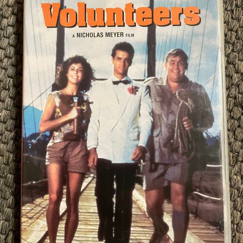 [DVD] Volunteers / Hjelp vi får hjelp! - 1985 (norsk tekst)