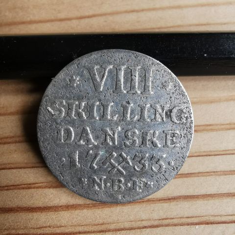 8 skilling 1733.