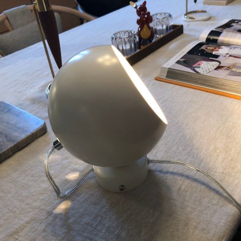 Frandsen ball vegglampe med kulemagnet