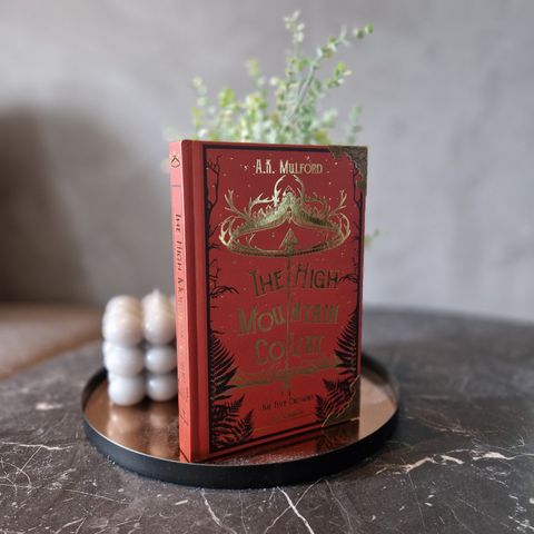 Bookish Box | The High Mountain Court (signert)