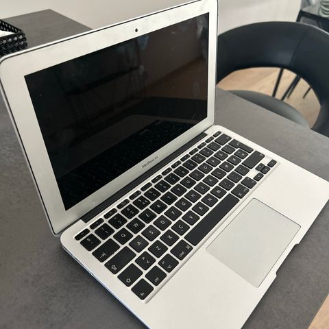 Pent brukt MacBook Air 11” til salgs – God stand!