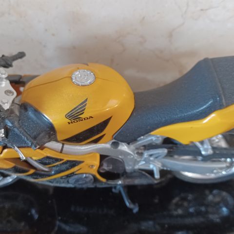 Skala modell 1/12 Honda 600