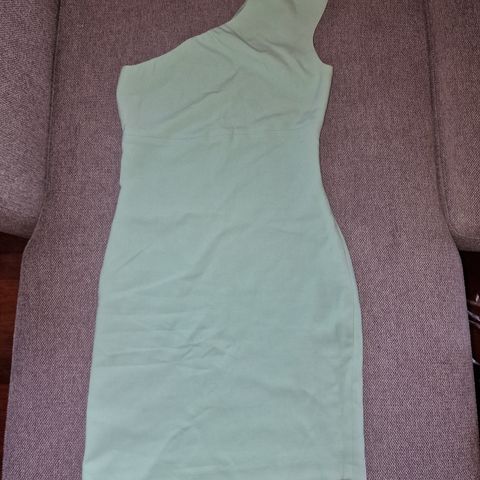 One-shoulder kjole fra Zara