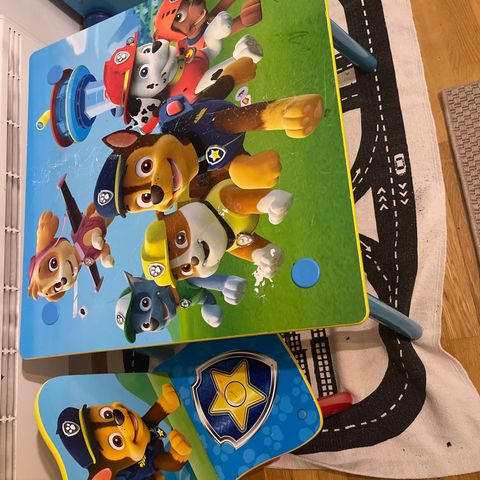 Paw patrol barne bord +en stol med chase