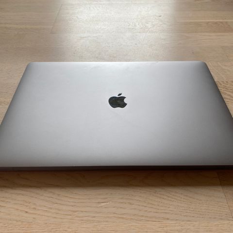 Apple Macbook Pro 16" 500GB, 16 GB minne (2019-modell, men kjøpt ny i 2020).