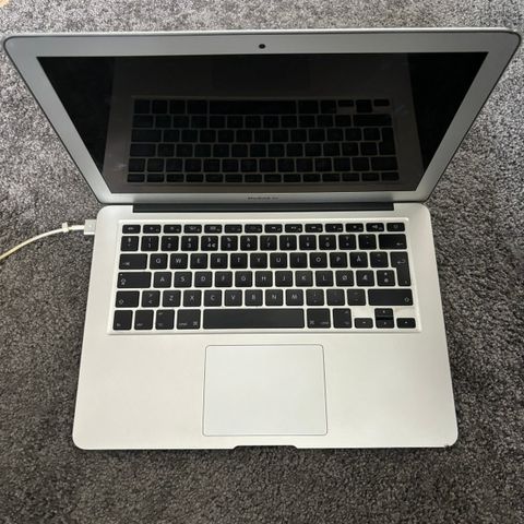 Macbook Air 13 tommer mid 2012 (batteri må byttes)