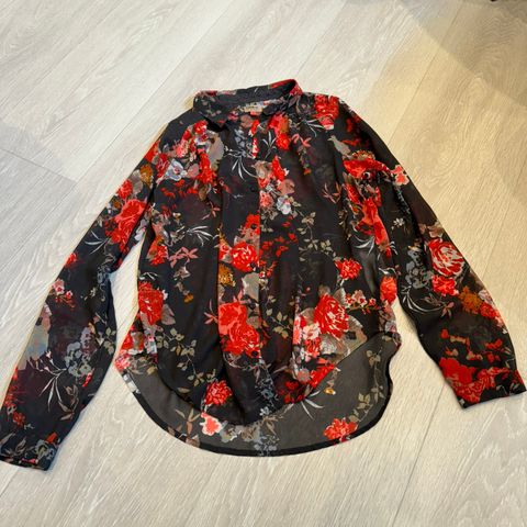 Flott blomster skjorte/bluse