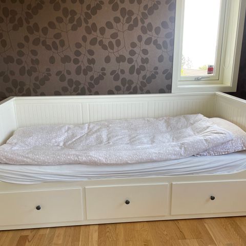 Reservert: Hemnes uttrekkbar seng med tre skuffer og Sultan madrass fra Ikea