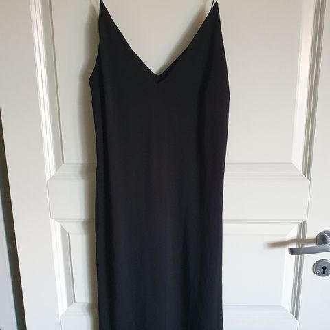 Svart kjole med tynne stropper, Gina Tricot str S