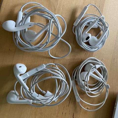 Apple air pods med lightning kabel og mikrofon.