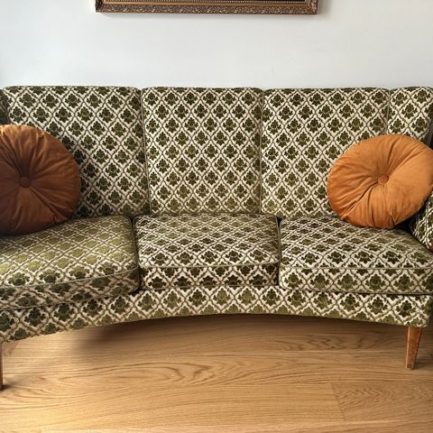 Spesiell gammel sofa selges billig