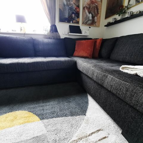 Nyrenset gråsvart sofa