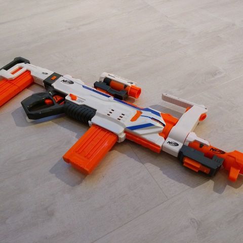 Kjempeartig Nerf som skyter full-auto, semi-auto og 3-dart burst !