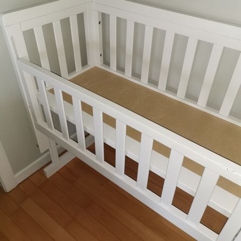 Sideseng/bedside crib til salg