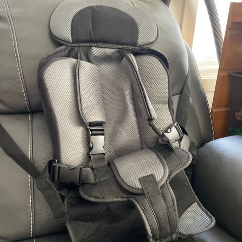 Sikkerhetsbelte for et lite barn på reise.