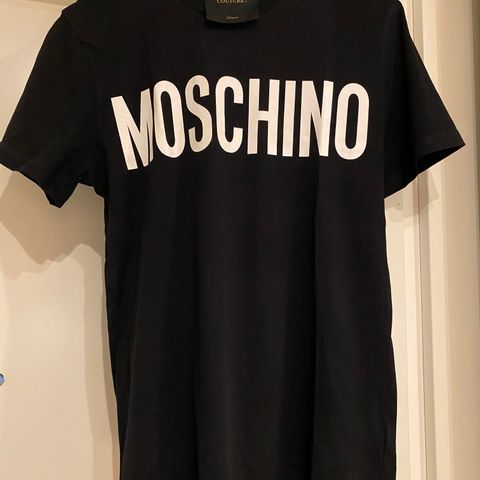 Kupp under 1/4 av kjøpspris: Flott ny Moschino t-shirt str. S