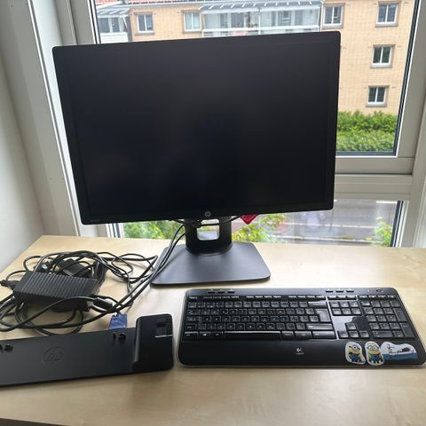 HP PC skjerm med docking, tastatur og bord