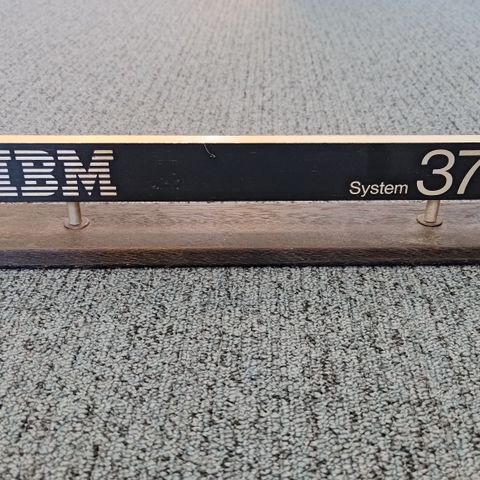 IBM 370 skilt - Stormaskin/Mainframe masthead