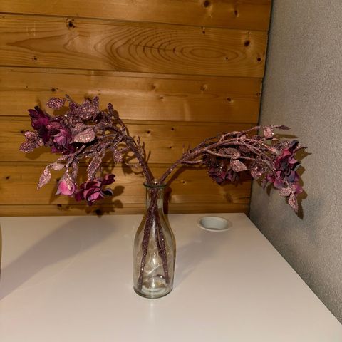 Vase med falske blomster