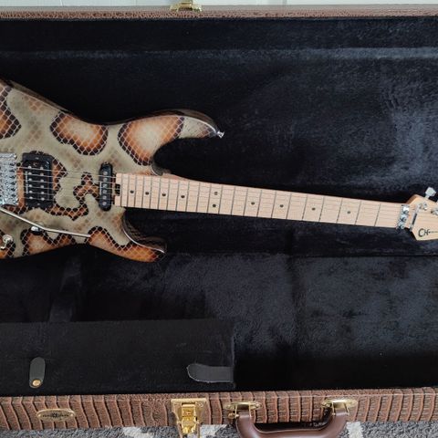 Charvel Pro-Mod Warren DeMartini Snakeskin med gig bag.