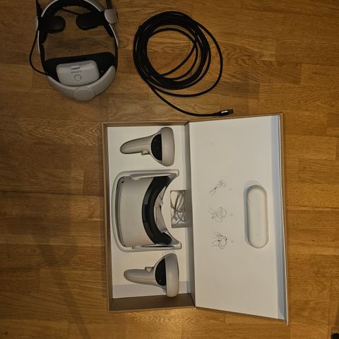 Oculus Quest 2 med ekstra batteri og comfort stropp selges Billig!