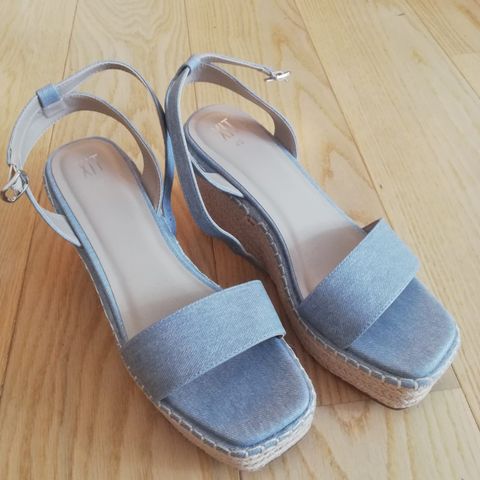 Blå, sommerlige sandaler med kilehæl