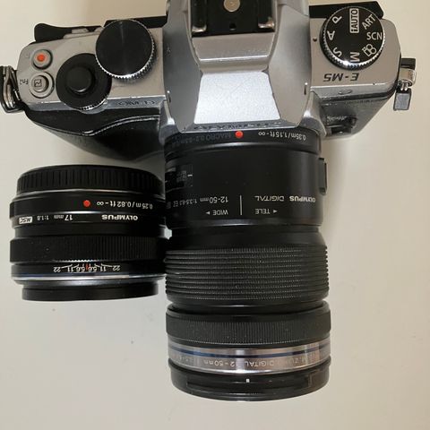 Olympus camera OM-D E-M5 med 2 objektiver
