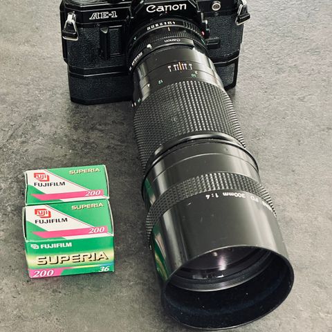 Vintage Canon AE-1 kamera med 300mm 1:4 objektiv og power winder