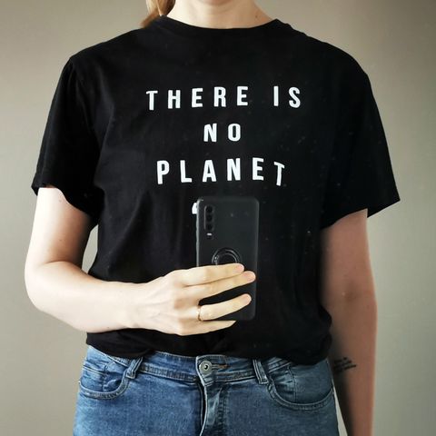 Grafisk t-skjorte: "There is no planet B"