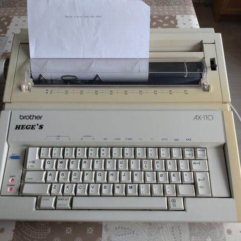 Elektrisk skrivemaskin Brother AX-110 med ekstra skrifttype