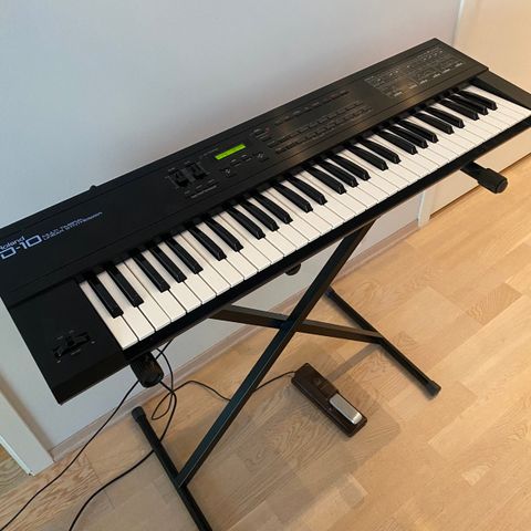 Roland D-10 SYNTHESIZER, lydmoduler, stativ og bæreveske