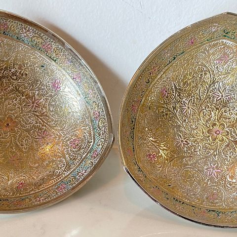 To skåler i metall