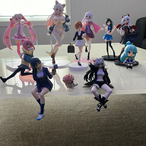 11 anime figurer til salgs